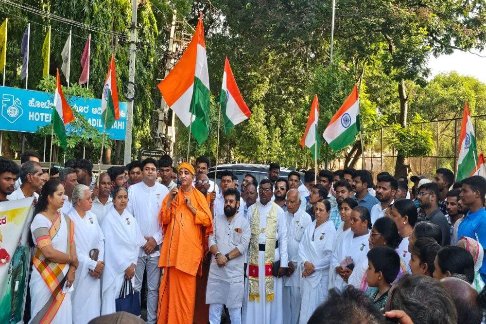 तब्बल एक कि.मी.लांबीचा तिरंगा ध्वजाची मिरवणूक